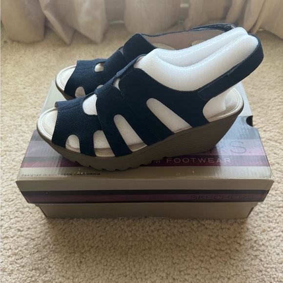 Navy & Beige Skechers wedge heel - size 6 - Picture 4 of 4